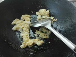 锅中倒入底油，炒一下蛋液