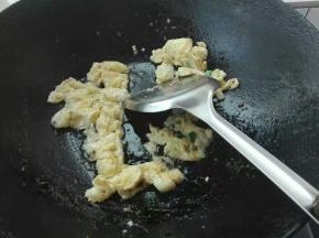 锅中倒入底油，炒一下蛋液