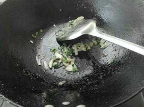 用底油继续将葱蒜煸炒出味