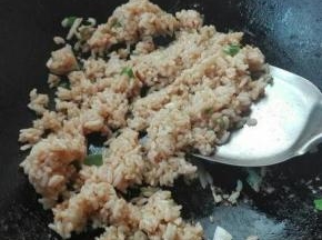 倒入调均匀的米饭，翻炒