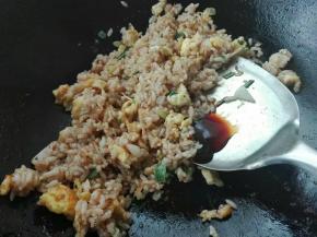 再放入前面炒好的鸡蛋，倒适量耗油，继续翻炒