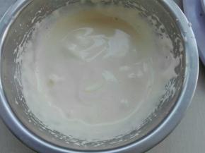 蛋黄，蛋液，糖混合，打蛋器打发只划8字不易消失