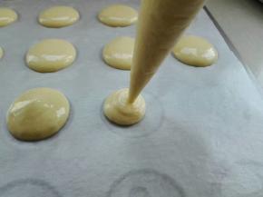 烤盘垫油纸，挤出均等饱满的圆圈