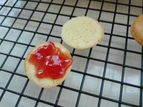 烤好，取出放晾网晾凉，取提前做好的草莓酱放到反面