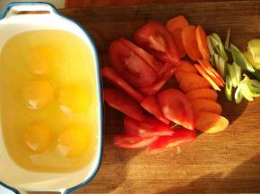 鸡蛋磕入容器，柿子切块，大葱，姜，胡萝卜，均切片，