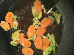 热锅热油，放入葱花，姜片，胡萝卜片，翻炒，