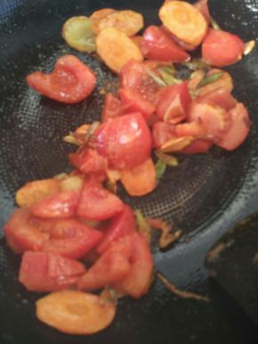 放入柿子块，翻炒变软