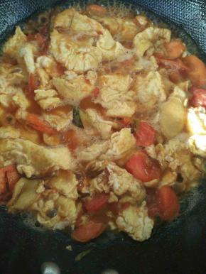 翻炒入味，倒入一点汤。泛花出锅。