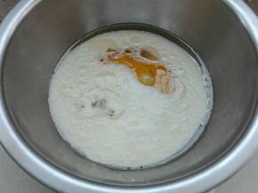 蛋液，玉米油，糖，奶混合