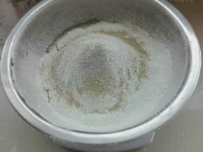 筛入糯米粉，放入酵母粉