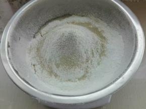 筛入糯米粉，放入酵母粉