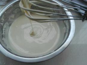 搅拌均匀成细腻蛋糊