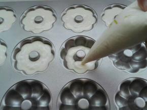 模具中挤入一半蛋糊