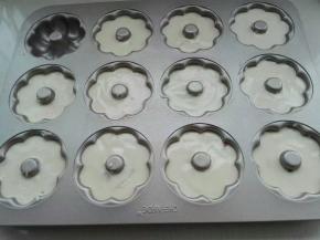 继续挤入蛋糊至模具八分满，然后放置半个小时，让酵母进行发酵
