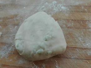 从一头折三角形那样翻滚折叠完，稍微拢成圆形