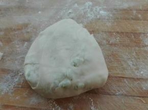 从一头折三角形那样翻滚折叠完，稍微拢成圆形