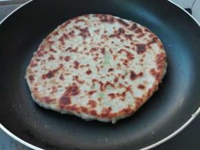 不粘锅抹点底油，煎至两面金黄色即可