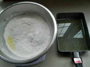 先做熟油（锅里放油烧热）放凉，其它材料混合