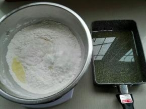 先做熟油（锅里放油烧热）放凉，其它材料混合