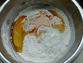 油凉了后同其它材料一同放入