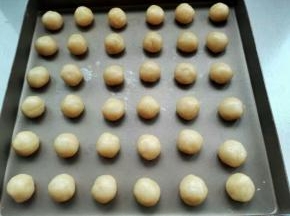等分成36份搓圆，盖保鲜膜醒发20分钟