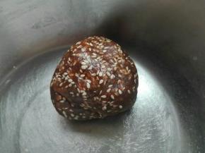 馅料如果感觉太干，可以适当加点水，能成团即可