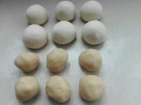 发酵过的面团进一步搓揉方法，揉均匀，同油酥分别各等分六份