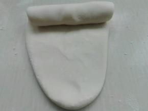 擀成长椭圆形，自上而下卷起