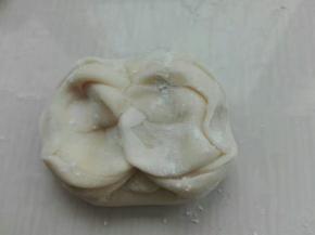 取一个剂子，两头朝中间挤压