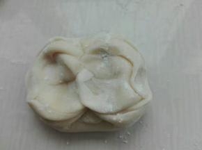 取一个剂子，两头朝中间挤压