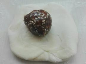 擀扁，放入馅料，包好