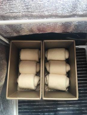 将吐司模放到温暖湿润处进行二发，温度35度，湿度百分之80。