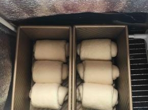 将吐司模放到温暖湿润处进行二发，温度35度，湿度百分之80。