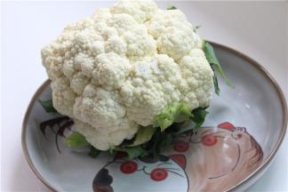 挑选花菜时注意挑选表面发白的，有白霜样的花菜会比较甜，如果白上头带点绿头的就更好了。