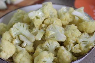 花菜过油之后开始表面发白，起小泡，呈现这种状态即可捞出。