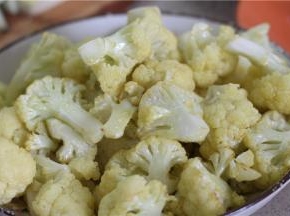 花菜过油之后开始表面发白，起小泡，呈现这种状态即可捞出。