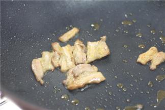 锅中留少许底油，下入五花肉片煸干，煸到五花肉呈焦黄色卷曲状。五花肉在煎炒的过程中，会逼出一些肥肉的油分，而花菜就是要吸收了这些荤油，味道才会香。煸炒五花肉火不要开太大，否则很容易焦。