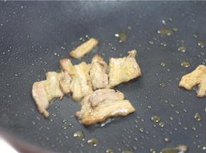 锅中留少许底油，下入五花肉片煸干，煸到五花肉呈焦黄色卷曲状。五花肉在煎炒的过程中，会逼出一些肥肉的油分，而花菜就是要吸收了这些荤油，味道才会香。煸炒五花肉火不要开太大，否则很容易焦。