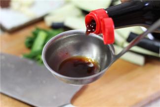 开始调味，用勺加一品鲜酱油适量、辣鲜露少许、味精加水调成汁，均匀的倒入锅中。