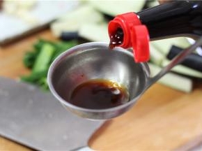 开始调味，用勺加一品鲜酱油适量、辣鲜露少许、味精加水调成汁，均匀的倒入锅中。