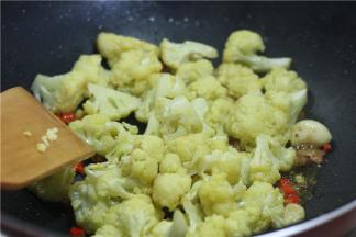 接下来倒入花菜