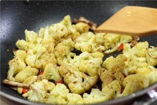 花菜，如果是小火煸炒，不要太久，出香味后即可放调料，随即要开大火收汁，喜欢脆点口感的，大火稍微收一下即可出锅