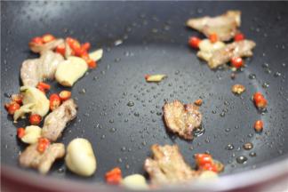 下入大蒜、小米椒炒香