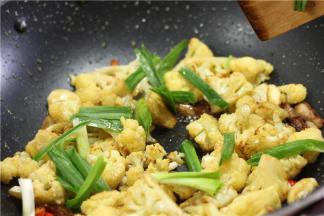 最后倒入蒜苗，大火翻炒均匀，还有要记得起锅时滴几滴花椒油