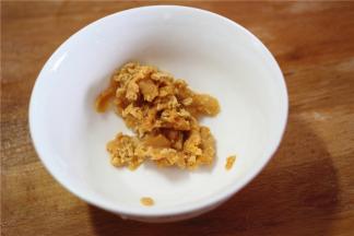 咸蛋黄取出用刀压成细末。熟咸蛋黄，可以直接压末使用。生的咸蛋黄取出之后需要加入少许的料酒，放入蒸锅内蒸10分钟去腥蒸熟