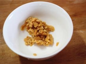 咸蛋黄取出用刀压成细末。熟咸蛋黄，可以直接压末使用。生的咸蛋黄取出之后需要加入少许的料酒，放入蒸锅内蒸10分钟去腥蒸熟