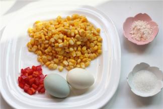 在家里直接用甜玉米粒，降低这道菜的难度，味道更好些