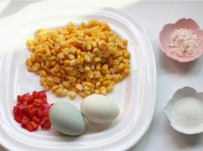 在家里直接用甜玉米粒，降低这道菜的难度，味道更好些
