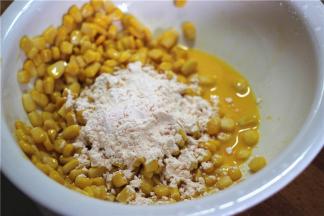 蛋黄的粘性比较强，可以很稳固的粘附在玉米粒的表面，后续裹淀粉的时候就会更牢固，炸的时候不容易脱壳。