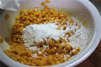 玉米粒裹上蛋液之后先挂吉士粉，然后在快下油锅的时候挂上淀粉。如果先挂淀粉的话在等待油温的过程中面粉变干容易脱粉